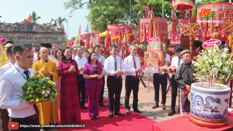 Đồng ch&iacute; B&ugrave;i Mai Hoa d&acirc;ng hương nh&acirc;n dịp Lễ hội đền Th&aacute;nh Nguyễn