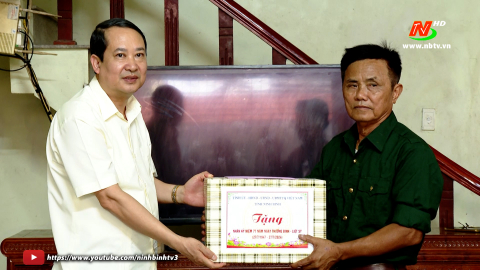 Đồng ch&iacute; Mai Văn Tuất thăm, tặng qu&agrave; nh&acirc;n ng&agrave;y Thương binh - Liệt sĩ
