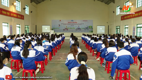 Tuy&ecirc;n truyền ph&aacute;p luật về an to&agrave;n giao th&ocirc;ng cho học sinh