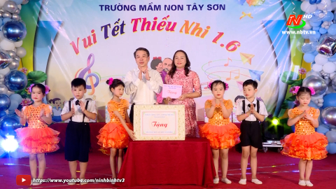 Đồng ch&iacute; Ph&oacute; Chủ tịch Thường trực HĐND tỉnh thăm, tặng qu&agrave; nh&acirc;n Ng&agrave;y Quốc tế Thiếu nhi 1/6