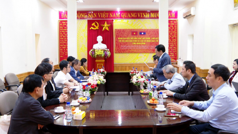 Hội nh&agrave; b&aacute;o tỉnh tiếp x&atilde; giao đo&agrave;n c&ocirc;ng t&aacute;c Hội Nh&agrave; b&aacute;o L&agrave;o 