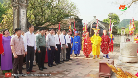 Thực hiện nghi lễ mở cửa đền tại Lễ hội Hoa Lư năm 2024