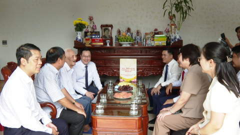 Đồng ch&iacute; Ph&oacute; B&iacute; thư Thường trực Tỉnh ủy Trần Đăng Quỳnh thăm, tặng qu&agrave; c&aacute;n bộ L&atilde;o th&agrave;nh c&aacute;ch mạng