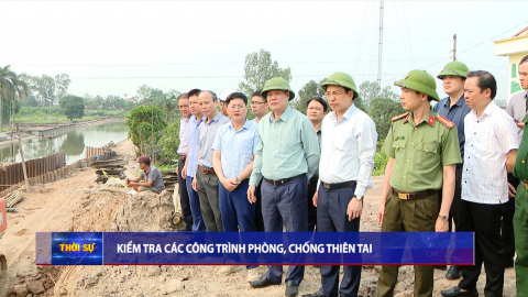 Đồng ch&iacute; L&ecirc; Quốc Chỉnh, Ph&oacute; B&iacute; thư Tỉnh ủy, Chủ tịch HĐND tỉnh kiểm tra c&aacute;c c&ocirc;ng tr&igrave;nh ph&ograve;ng, chống thi&ecirc;n tai