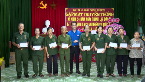 Trao qu&agrave; cho c&aacute;c cựu TNXP c&oacute; ho&agrave;n cảnh kh&oacute; khăn