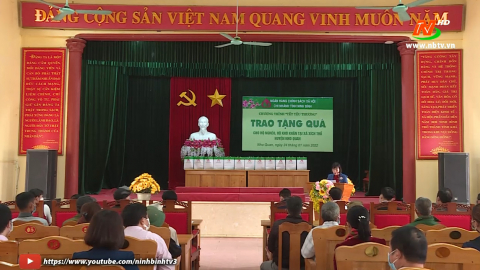 Ng&acirc;n h&agrave;ng Ch&iacute;nh s&aacute;ch x&atilde; hội tỉnh tặng qu&agrave; Tết