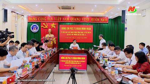 Đồng ch&iacute; B&iacute; thư Tỉnh ủy l&agrave;m việc với Trường Đại học Hoa Lư