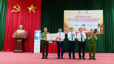 Lễ c&ocirc;ng bố triển khai c&aacute;c giải ph&aacute;p Chuyển đổi số tại x&atilde; Quang Thiện