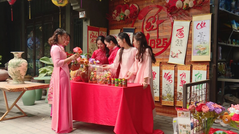 &Aacute;o d&agrave;i t&ocirc; thắm sắc Xu&acirc;n