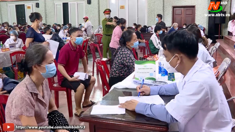Người d&acirc;n Kim Sơn phấn khởi được ti&ecirc;m văc xin ph&ograve;ng Covid-19