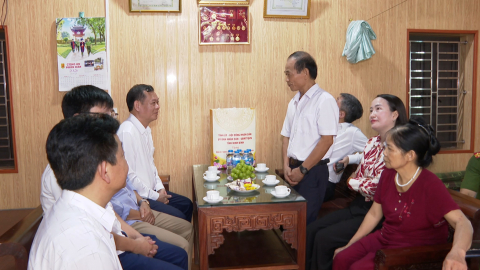 Đồng ch&iacute; L&ecirc; Quốc Chỉnh, Ph&oacute; B&iacute; thư Tỉnh ủy, Chủ tịch HĐND tỉnh thăm, tặng qu&agrave; gia đ&igrave;nh c&aacute;n bộ tiền khởi nghĩa tại x&atilde; Nam Hồng