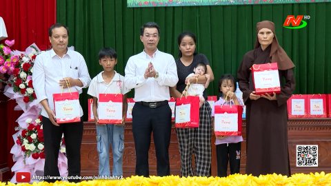 Thăm, tặng qu&agrave; nh&acirc;n dịp Tết Trung thu