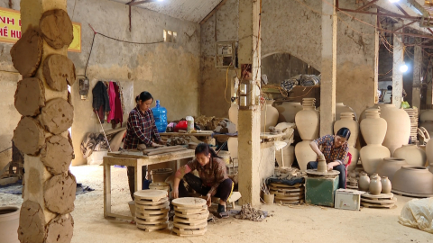 Nữ nghệ nh&acirc;n ' giữ lửa " l&agrave;ng nghề gốm Gia Thủy