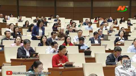 Quốc hội thảo luận tại Hội trường: về ph&aacute;t triển kinh tế - x&atilde; hội