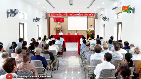 Đại biểu HĐND tỉnh kh&oacute;a XV tiếp x&uacute;c cử tri th&agrave;nh phố Ninh B&igrave;nh