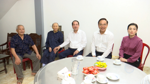 Đồng ch&iacute; Mai Văn Tuất, Ph&oacute; B&iacute; thư Tỉnh ủy, Trưởng Đo&agrave;n ĐBQH tỉnh thăm, tặng qu&agrave; người c&oacute; c&ocirc;ng với c&aacute;ch mạng