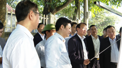 Đồng ch&iacute; B&iacute; thư Tỉnh ủy Đặng Xu&acirc;n Phong khảo s&aacute;t c&aacute;c d&ograve;ng s&ocirc;ng cổ tr&ecirc;n địa b&agrave;n tỉnh Ninh B&igrave;nh