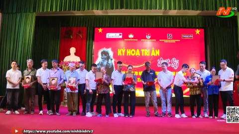 &ldquo;Trao ảnh phục dựng ch&acirc;n dung c&aacute;c anh h&ugrave;ng liệt sỹ&rdquo; tại x&atilde; Thanh Li&ecirc;m