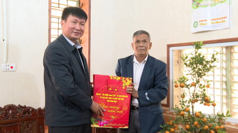 Đồng ch&iacute; Chủ tịch UBND tỉnh thăm, tặng qu&agrave; Tết Nguy&ecirc;n đ&aacute;n. 