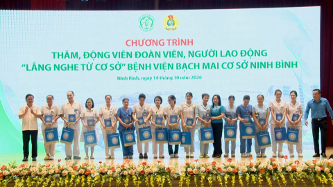 Tổng LĐLĐ Việt Nam thăm, tặng qu&agrave; tại Bệnh viện Bạch Mai cơ sở Ninh B&igrave;nh