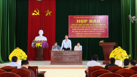 Nho Quan họp b&aacute;o trước khi tổ chức cưỡng chế thu hồi đất theo quy định