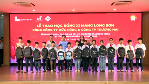 Trao học bổng cho học sinh c&oacute; ho&agrave;n cảnh đặc biệt kh&oacute; khăn