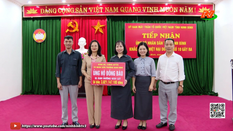 Ủy ban MTTQ Việt Nam tỉnh tiếp nhận ủng hộ nh&acirc;n d&acirc;n tỉnh Ninh B&igrave;nh khắc phục thiệt hại do b&atilde;o số 10 g&acirc;y ra