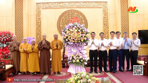 Đo&agrave;n đại biểu Gi&aacute;o hội Phật gi&aacute;o Việt Nam tỉnh ch&uacute;c mừng Tỉnh ủy, HĐND, UBND, UBMTTQ Việt Nam tỉnh