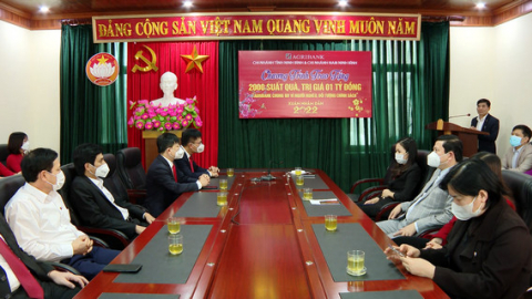 Tiếp nhận 2000 suất qu&agrave; ủng hộ Tết cho người ngh&egrave;o