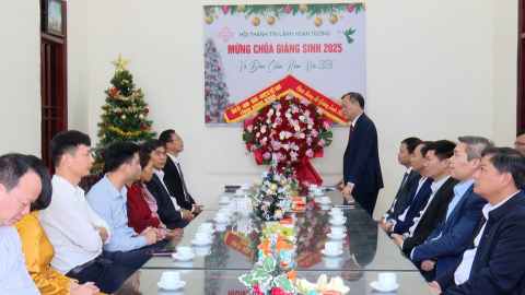 Đồng ch&iacute; L&ecirc; Quốc Chỉnh, Ph&oacute; B&iacute; thư Tỉnh ủy, Chủ tịch HĐND tỉnh ch&uacute;c mừng Hội th&aacute;nh Tin l&agrave;nh Ho&agrave;n Dương 