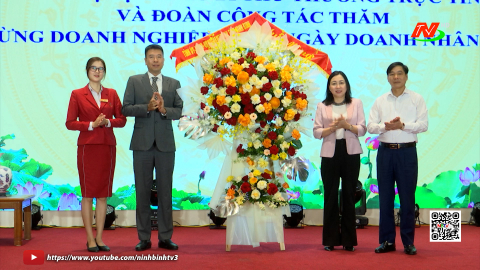 Đồng ch&iacute; Ph&oacute; B&iacute; thư Thường trực Tỉnh ủy thăm, ch&uacute;c mừng c&aacute;c Doanh nghiệp nh&acirc;n kỷ niệm Ng&agrave;y Doanh nh&acirc;n Việt Nam 13/10