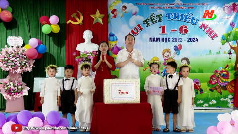 Đồng ch&iacute; Ph&oacute; B&iacute; thư Thường trực Tỉnh ủy thăm, tặng qu&agrave; c&aacute;c ch&aacute;u nh&acirc;n Ng&agrave;y Quốc tế Thiếu nhi 1/6