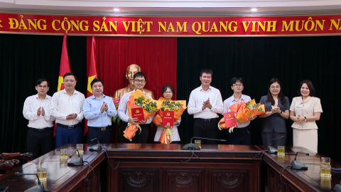 Đồng ch&iacute; B&iacute; thư Tỉnh ủy Trần Huy Tuấn gặp mặt đo&agrave;n học sinh dự kỳ thi Olympic quốc tế
