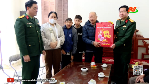 Thăm, tặng qu&agrave; gia đ&igrave;nh ch&iacute;nh s&aacute;ch