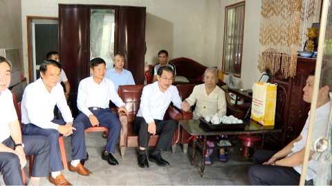 Thăm, tặng qu&agrave; nh&acirc;n kỷ niệm Quốc kh&aacute;nh 2/9