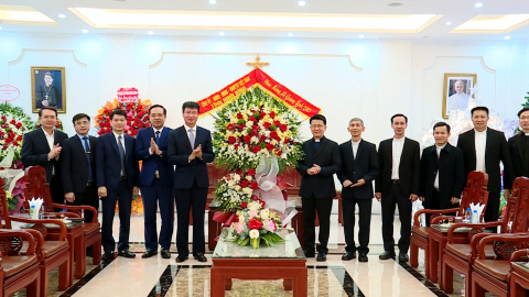 Đồng ch&iacute; Chủ tịch UBND tỉnh Trần Huy Tuấn ch&uacute;c mừng T&ograve;a Gi&aacute;m mục Ph&aacute;t Diệm