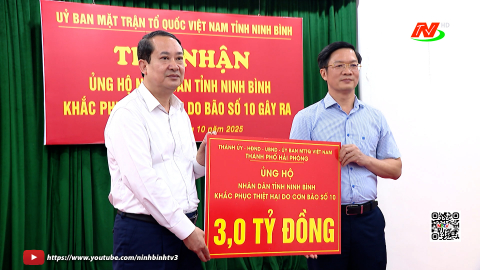 Đo&agrave;n đại biểu th&agrave;nh phố Hải Ph&ograve;ng ủng hộ khắc phục thiệt hại do b&atilde;o số 10 g&acirc;y ra