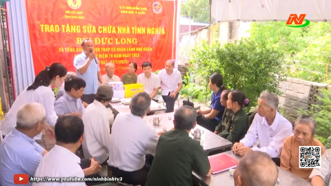 Trao qu&agrave;, tiền hỗ trợ sửa chữa nh&agrave; cho cựu TNXP tại phường Duy T&acirc;n
