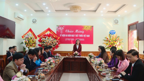 Đồng ch&iacute; B&iacute; thư tỉnh ủy ch&uacute;c mừng ng&agrave;y Thầy thuốc Việt Nam