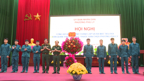 C&ocirc;ng bố Quyết định th&agrave;nh lập Tiểu đội D&acirc;n qu&acirc;n thường trực