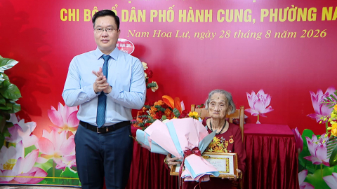 Đồng ch&iacute; Ph&oacute; B&iacute; thư Thường trực Tỉnh ủy Trần Đăng Quỳnh trao tặng Huy hiệu 80 năm tuổi Đảng. 