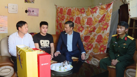 Kim Sơn chăm lo cho thanh ni&ecirc;n nhập ngũ