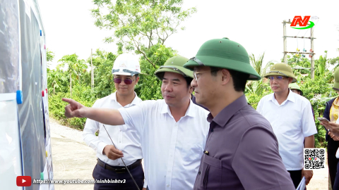 Đồng ch&iacute; Ph&oacute; Chủ tịch UBND tỉnh Trần Anh Dũng kiểm tra c&aacute;c c&ocirc;ng tr&igrave;nh phục vụ ph&ograve;ng, chống thi&ecirc;n tai