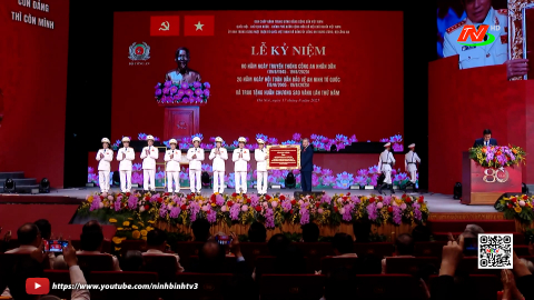 Lễ kỷ niệm 80 năm Ng&agrave;y truyền thống C&ocirc;ng an nh&acirc;n d&acirc;n Việt Nam v&agrave; đ&oacute;n nhận Hu&acirc;n chương Sao V&agrave;ng lần thứ 5