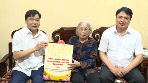 Đồng ch&iacute; Nguyễn Anh Chức, Ủy vi&ecirc;n Ban Thường vụ Tỉnh ủy, Ph&oacute; Chủ tịch UBND tỉnh thăm, tặng qu&agrave; nh&acirc;n kỷ niệm 81 năm Ng&agrave;y Quốc kh&aacute;nh 2-9