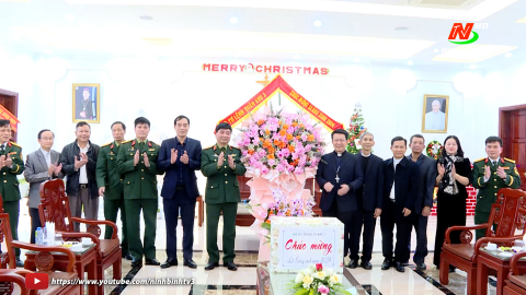 Bộ tư lệnh Qu&acirc;n khu 3 thăm, tặng qu&agrave; To&agrave; gi&aacute;m mục Ph&aacute;t Diệm