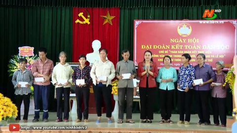 Đồng ch&iacute; B&iacute; thư Tỉnh uỷ dự Ng&agrave;y hội Đại đo&agrave;n kết to&agrave;n d&acirc;n tại  th&ocirc;n H&ugrave;ng Sơn, x&atilde; X&iacute;ch Thổ, huyện Nho Quan