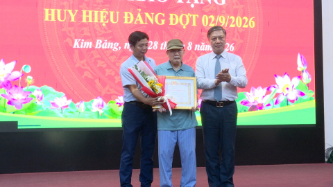  Đảng ủy phường Kim Bảng trao tặng Huy hiệu Đảng đợt 2/9