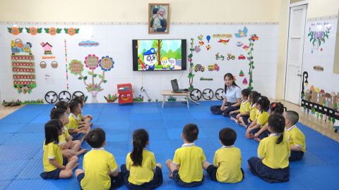 Dạy trẻ nhận biết t&iacute;n hiệu đ&egrave;n giao th&ocirc;ng