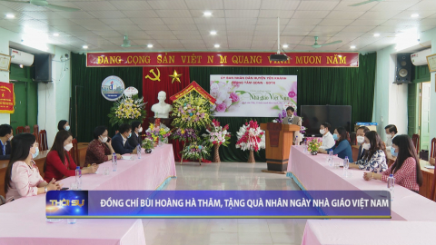 Đồng ch&iacute; B&ugrave;i Ho&agrave;ng H&agrave; thăm, tặng qu&agrave; nh&acirc;n ng&agrave;y nh&agrave; gi&aacute;o Việt Nam